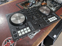 Native Instruments - Traktor Kontrol S2 MK3