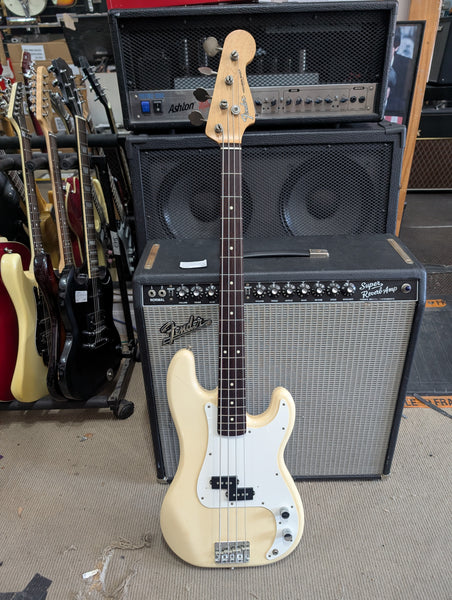 Fender - PB-38